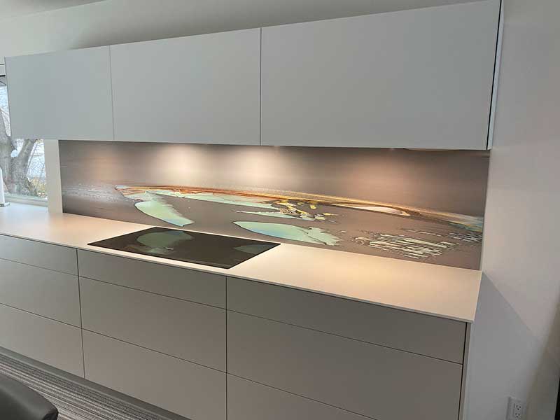 Nielsen’s custom interchangeable backsplashes are printed on E- PANELS, an aluminum composite material.