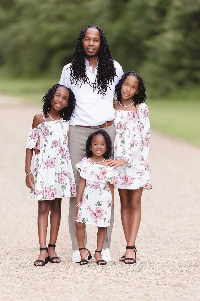 Ronnie Anderson, Jr. with his three daughters