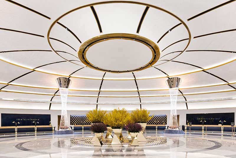 Fontainebleau lobby photo by Connie Zhou.