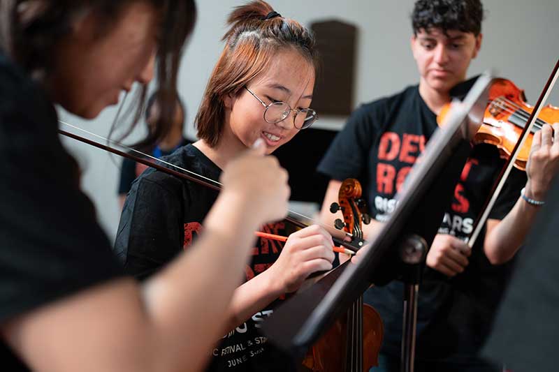 Desert-002 Ninna Wang marking up the score next to Damon Hernandez Jr.