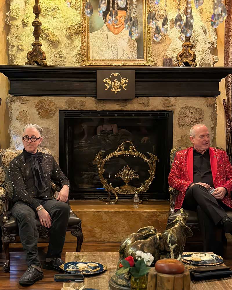 Alan Cumming and Jonathan Warren during a fireside chat at Thriller Villa in Las Vegas (Photo courtesy of Jonathan Warren)